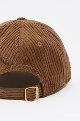 Gorra de diseño clásico confeccionada en tejido de pana, con visera curva y logo bordado en el frente.