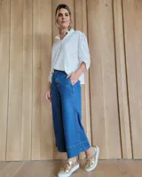 Pantalón capri de jean celeste, de corte amplio y tiro alto.