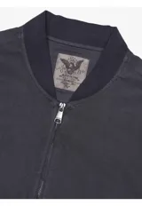 Campera tipo bomber color marrón, de microfibra, con cierre frontal completo, bolsillos laterales ribeteados y puños, cuello y ruedo de rib elástico.