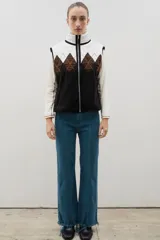 Jean de corte recto y tiro medio, confeccionado en denim de algodón. Presenta costuras verticales frontales y ruedo deshilachado.