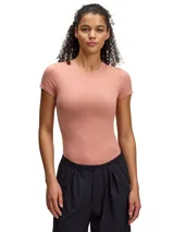 Remera de entrenamiento Under Armour de ajuste ceñido, confeccionada en tejido elástico y suave de secado rápido, con cuello redondo y mangas cortas.