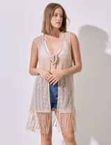 Chaleco de playa color beige, tejido al crochet con patrón calado y terminación con flecos.