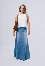 Pollera larga de denim azul con diseño en paneles y corte evasé, con terminación deshilachada en el ruedo.
