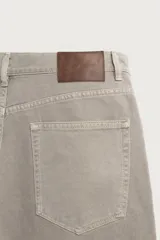 Jeans straight fit de corte recto y tiro medio, confeccionados en denim de algodón con lavado en color gris. Cuenta con cinco bolsillos y cierre frontal con cremallera y botón.