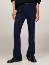 Pantalón jean azul oscuro, de corte bootcut y talle medio, confeccionado en tejido denim ligeramente elástico.