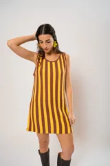 Vestido corto tejido a rayas verticales color amarillo y marrón, con escote redondo y mangas sisa. Incluye cinturón marrón con hebilla dorada.