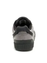 Championes urbanos Cat modelo Axiom, color gris con detalles en negro. Confeccionados en cuero encerado desgastado y gamuza revestida de PU, cuentan con suela de goma robusta y logo de la marca en el lateral y la lengüeta.