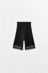 Shorts color marrón de tiro alto, con cintura elástica y bajo acabado con encaje combinado a tono.