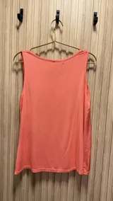 Musculosa color verde lima, con escote en V y confeccionada en seda en la parte delantera y algodón en la parte trasera.