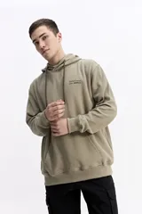 Canguro con capucha y cordones ajustables, de corte holgado y bolsillo frontal tipo canguro. Presenta un pequeño logo estampado en el pecho.