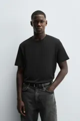 Pack de tres camisetas básicas de hombre, corte regular, cuello redondo y manga corta.