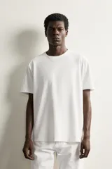 Remera regular fit de color verde oscuro, con cuello redondo y mangas cortas, de diseño liso y clásico.