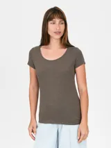 Remera de manga corta, cuello redondo y calce al cuerpo, color beige jaspeado.