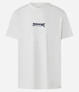 Remera de algodón color blanco, corte comfort, con cuello redondo y mangas cortas. Presenta un estampado grande en la espalda con la palabra "OFFSHORE" en tipografía ondulada y una imagen de una ola de mar con gráficos tribales en azul marino.