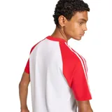 Remera de fútbol Adidas Originals del Club Atlético River Plate, color blanco con mangas raglán rojas y las icónicas tres tiras de la marca en los hombros. Presenta cuello redondo, el logo del trébol de Adidas en el pecho derecho y el escudo del club en el pecho izquierdo.