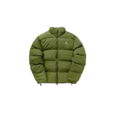 Campera puffer Jordan Essentials Jumpman color verde militar, con cuello alto, cierre frontal y logo Jumpman bordado en blanco en el pecho.