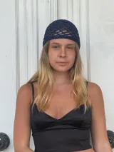 Top corto negro con breteles finos y escote en V.