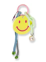 Llavero con aro rosado, dije de cara sonriente amarilla, cadena de eslabones verde agua y colgante de perla.