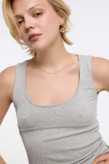 Musculosa rib color gris claro con escote redondo y corte decorativo bajo el busto.