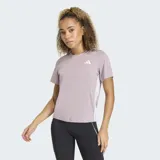 Remera deportiva Adidas de entrenamiento, color lila, con cuello redondo y mangas cortas. Presenta el logo de la marca en el pecho y las icónicas tres rayas blancas en los laterales. Diseñada con tecnología de absorción de sudor y ajuste clásico.