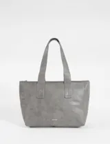 Cartera tipo shopper de cuero vegano con acabado efecto gastado en color gris. Cuenta con doble asa de hombro y cierre superior.