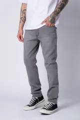 Pantalón de jean de corte recto y tiro medio, en color azul claro lavado, con cierre frontal y bolsillos laterales.