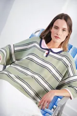 Remera verde con rayas horizontales blancas y azul marino, cuello tipo polo con botones y mangas cortas amplias.