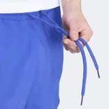 Short deportivo Adidas color azul con detalles en verde en los laterales y logo de la marca en amarillo. Cuenta con cintura elástica con cordón de ajuste.