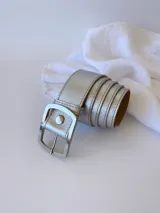 Cinto plateado de cuero con hebilla rectangular plateada.