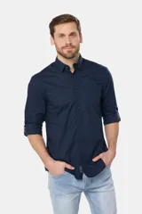 Camisa lisa de manga larga de algodón en color gris claro, de corte slim fit con cuello camisero y cierre frontal de botones.