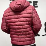 Campera puffer de nylon color bordó con capucha y cierre frontal.