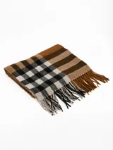 Pashmina de textura suave con diseño de cuadros escoceses en tonos marrón, negro y beige, terminada con flecos en los extremos.
