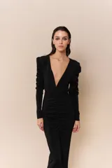 Vestido midi de fiesta color plateado con escote en V, mangas largas abullonadas y frunces en la falda.