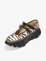 Zapato tipo bailarina con plataforma gruesa y suela flexible. Presenta un diseño con estampado animal print de cebra en tonos crema y marrón, ribete de terciopelo y dos correas de cuero con hebillas plateadas sobre el empeine para un ajuste seguro. Está confeccionado en una combinación de cuero de oveja y vacuno.
