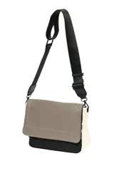 Bandolera negra con correa larga regulable.