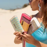 Billetera mediana con cierre perimetral, confeccionada en cuero sintético rosa y detalle central de tejido tipo telar con rayas verticales en amarillo, rosa y negro. Incluye correa de mano desmontable y placa metálica con logo de la marca.