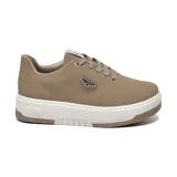 Championes urbanos de plataforma color tostado, con diseño de costuras decorativas y aplique metálico con logo en el lateral. Posee suela blanca con relieve y cordones al tono.