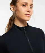 Campera deportiva Get Over de cuello alto, con cierre frontal por cremallera y bolsillos laterales. Confeccionada en tejido técnico de poliamida y elastano, ideal para actividades físicas.