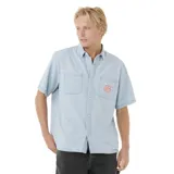 Camisa celeste de manga corta, con dos bolsillos frontales y logo bordado en el pecho.