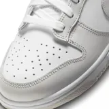 Championes Nike Dunk Low de diseño clásico, confeccionados en cuero sintético con una combinación de colores blanco y negro.