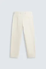 Pantalón chino de algodón color crema, corte regular fit, con cierre frontal de cremallera y botón, bolsillos delanteros y bolsillos traseros de vivo con botón.