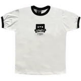 Remera blanca de algodón con cuello y puños negros en contraste. Estampado frontal con un cassette y huesos cruzados, y la leyenda "Juventud Alterna".