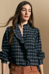 Camisa de algodón a cuadros con diseño de volados frontales, cuello alto y mangas largas con leve volumen.