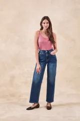 Top sin mangas de tejido de punto acanalado con acabado metalizado, de corte al cuerpo y escote redondo.