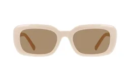 Lentes de sol Huesca modelo Alice, con marco cuadrado color beige y lentes marrones.