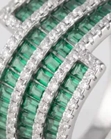 Anillo de plata 925 con diseño multicapa, compuesto por bandas alternadas de circonias blancas y verdes en corte baguette.