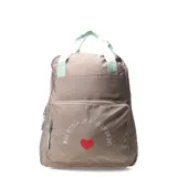 Mochila urbana color beige con correas de mano en color verde agua. Presenta un bolsillo frontal con cierre y una estampa con la frase 'red lipstick and glossy brain' junto a un corazón rojo.