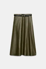 Falda midi de tiro medio color verde militar, efecto piel, con vuelo y cierre lateral de cremallera oculta. Incluye un cinturón delgado negro a contraste con hebilla metálica dorada.