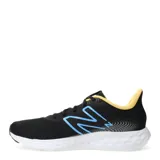 Championes de running New Balance modelo 411 V3, color negro con detalles en azul y amarillo. Presentan una estructura ligera de malla transpirable, suela con tecnología EVA Ground Contact para mayor amortiguación y almohadillas de goma para mejorar el agarre.