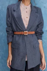 Blazer de corte recto y silueta relajada, de color tostado, con solapas clásicas y bolsillos con solapa en los laterales.